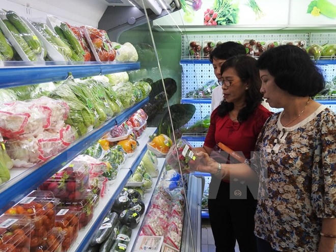 Người tiêu dùng lựa chọn rau củ quả an toàn. Ảnh: Thanh Tân.