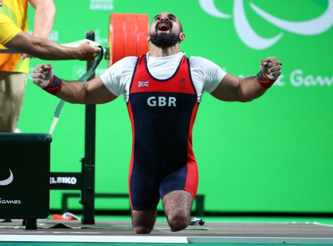 VĐV Ali Jawad của Anh hạnh phúc khi vượt qua giới hạn của mình tại môn thể thao powerlifting. (Ảnh: Reuters)