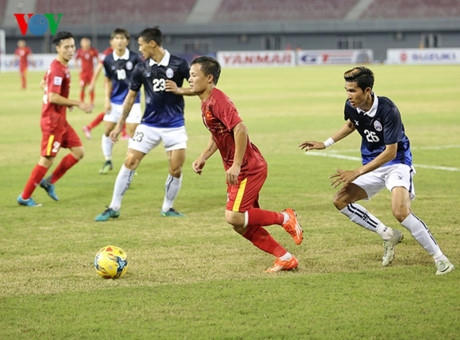 Lần lượt Thành Lương, Văn Toàn, Văn Thắng hay Trọng Hoàng đều có cơ hội ghi bàn nhưng không thể tận dụng thành công.