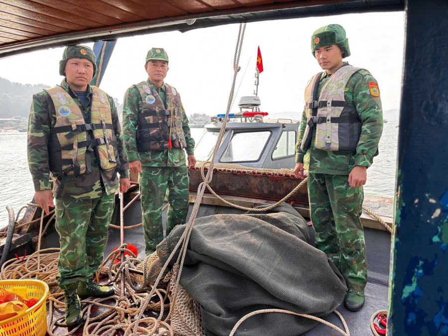 Lực lượng Biên phòng Đồn Biên phòng Trà Cổ, khẩn trương hỗ trợ tàu cá có người gặp nạn.