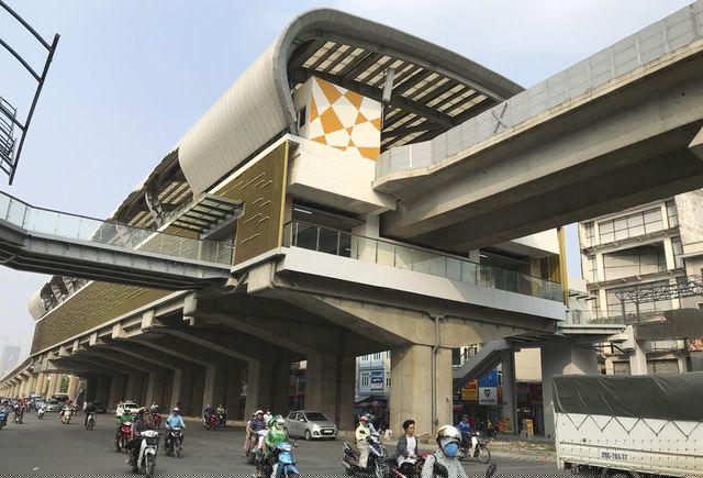 Các nhà ga đều có thiết kế giống nhau với mái vòm cong che phủ toàn bộ có các cầu thang băng truyền đưa khách lên xuống từ hai làn đường.