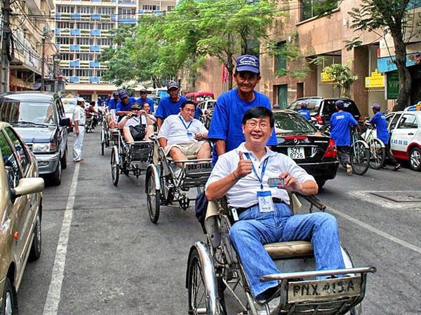 Du khách nước ngoài trải nghiệm tham quan bằng xích lô tại Việt Nam. Nguồn: Internet
