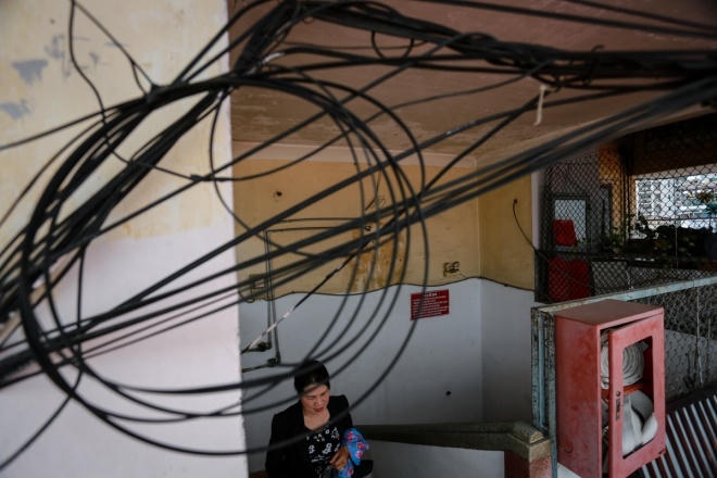 Theo cư dân, chưa xảy ra sự cố về cháy nổ nhưng hàng ngày họ vẫn nơm nớp lo sợ khi đi qua những sợi dây điện, dây cáp sà xuống đầu người.