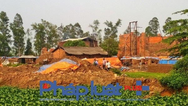 Gần chục lò gạch thủ công vẫn ngày đêm "nhả khói"