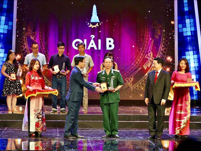 Vượt qua hàng trăm tác phẩm dự thi, chương trình giao lưu truyền hình “Biên cương thắm tình hữu nghị” lần 2 do Đại tá - Nhà báo Nguyễn Hòa Văn chủ trì phối hợp thực hiện đã đạt giải B, Giải Báo chí Quốc gia năm 2016.