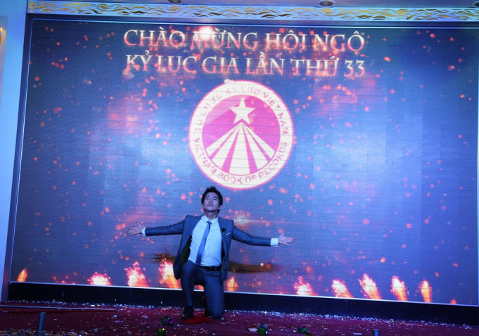 Ảo thuật gia Nguyễn Phương g&acirc;y nhiều bất ngờ về sự mới lạ trong phần biểu diễn tương t&aacute;c với m&agrave;n h&igrave;nh Led. Anh cũng trở th&agrave;nh Kỷ lục gia với danh hiệu