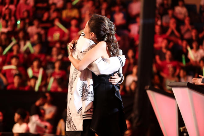 Tùng Anh còn ôm Thu Minh bật khóc vì quá hạnh phúc, cả trường quay đứng lên dành cho Tùng Anh tràng vỗ tay mến mộ.