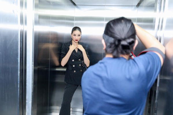 Phạm Hương mạnh mẽ nhưng kh&ocirc;ng k&eacute;m phần quyến rũ trong BST đầu tay