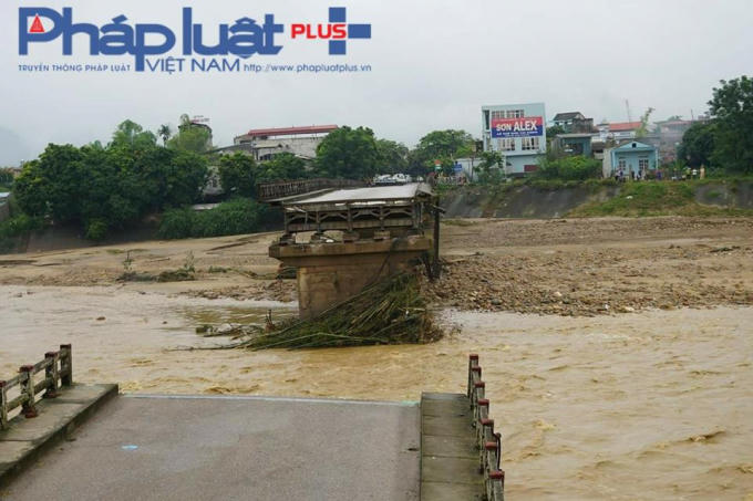 Hiện trường cầu Ngòi Thia bị  sập do lũ quét. (Ảnh: Tiến Vũ)