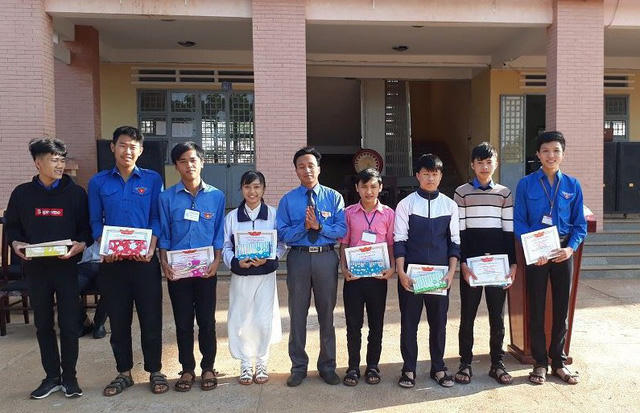 Nhà trường trao phần thưởng, động viên những học sinh làm việc tốt trong năm.