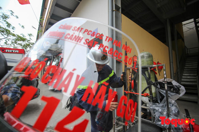 Hệ thống còi, đèn ưu tiên được thiết kệ ở vị trí thuận lợi.