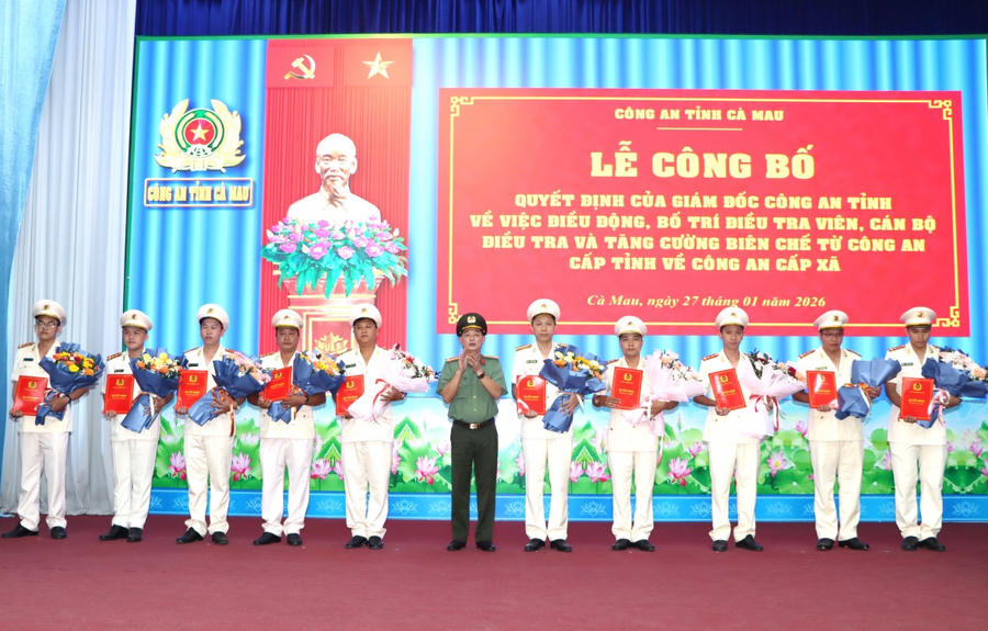 Đại tá Nguyễn Phúc Cường trao Quyết định điều động, bố trí cán bộ cho các cá nhân.