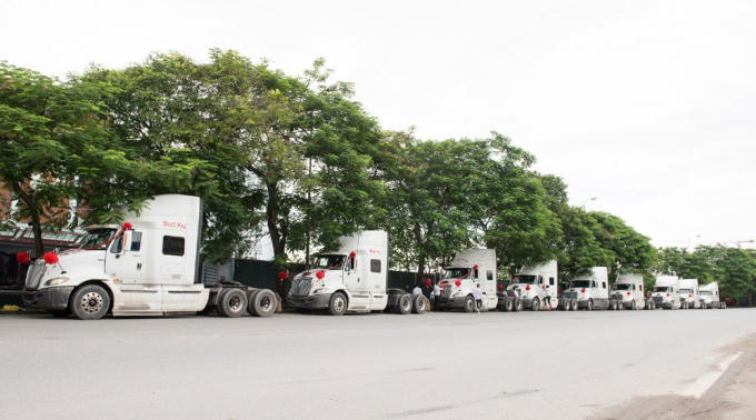 Dàn xe đầu kéo gồm 9 chiếc phục vụ lễ ăn hỏi tại Hải Phòng. Ảnh: Vietnamnet