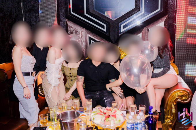 Nhiều chai rượu mạnh cùng với bóng cười được các bạn trẻ sử dụng.