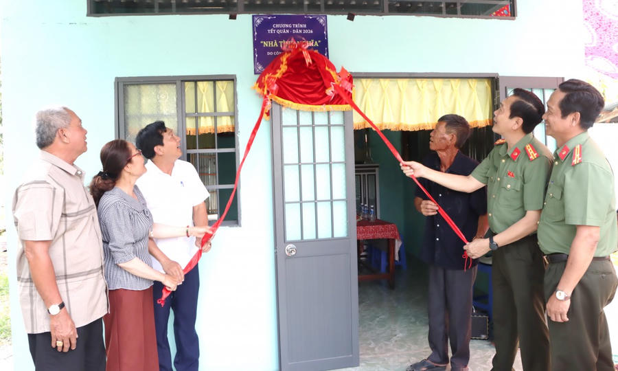 Đại tá Hồ Việt Triều – Ủy viên BTV Tỉnh ủy, Giám đốc Công an tỉnh Cà Mau cùng chính quyền địa phương và gia đình ông Tô Tuấn Anh thực hiện nghi thức bàn giao Nhà tình nghĩa.