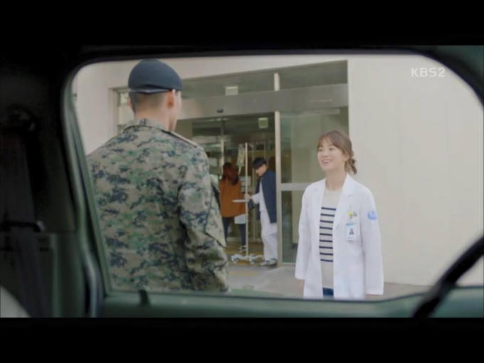 Hậu duệ mặt trời tập 15: Song Hye Kyo, Kim Ji Won khóc hết nước mắt khi hay tin bạn trai hy sinh