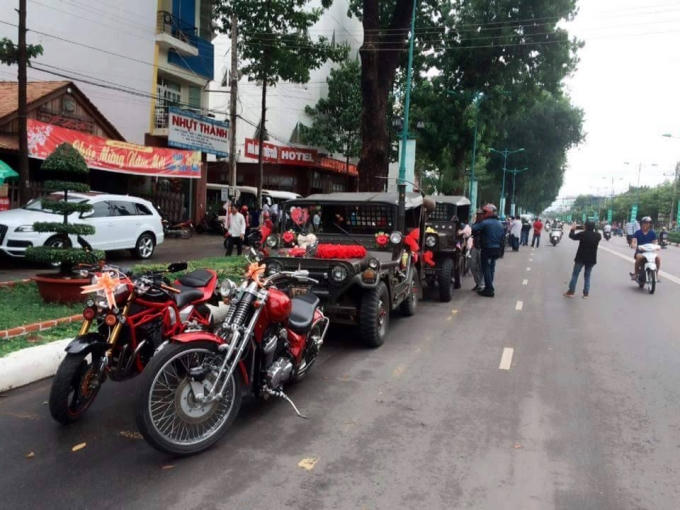 2 chiếc xe Jeep cùng đoàn xe.