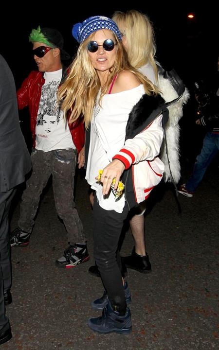 Kate Moss thực sự đã khiến các fan hâm mộ cảm thấy vô cùng thú vị khi “hô biến” bản thân thành đàn em Cara Delevingne trong ngày hội hóa trang Halloween năm 2014