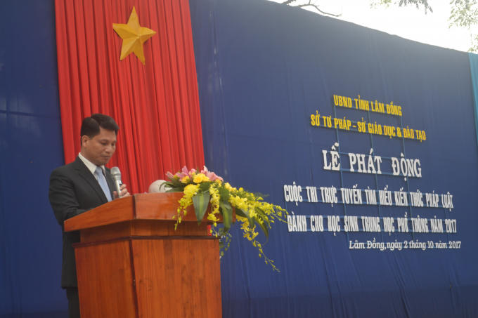 Ông Đoàn Xuân Sơn- Giám đốc Sở Tư pháp tỉnh Lâm Đồng đọc thể lệ cuộc thi.