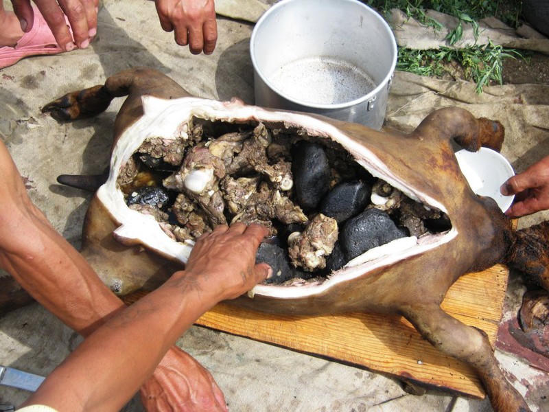 Boodog là món dê nướng đá biểu tượng ẩm thực của đất nước Mông Cổ.