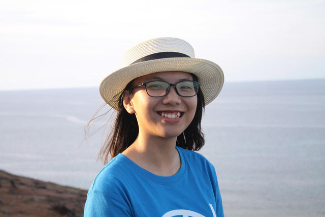Sinh ra và lớn lên ở một huyện nhỏ, học ở “trường làng”, ước mơ du học từng khá xa vời với Hà.