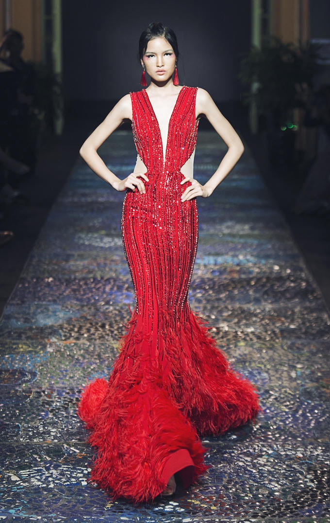 Dàn mẫu hàng đầu catwalk dưới mưa trong show diễn của NTK Lê Thanh Hòa