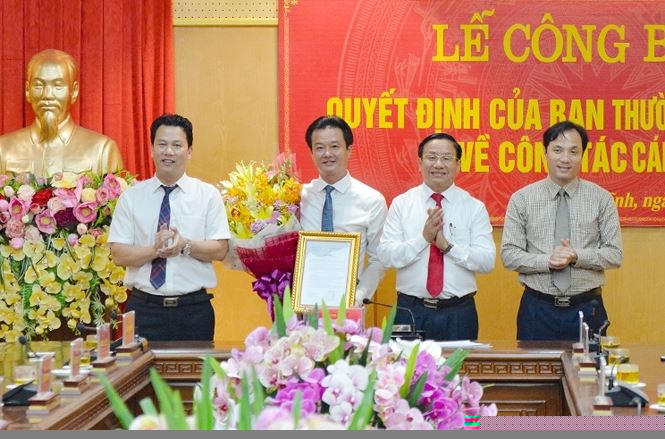 Lãnh đạo tỉnh Hà Tĩnh trao quyết định và chúc mừng đồng chí Trần Báu Hà.