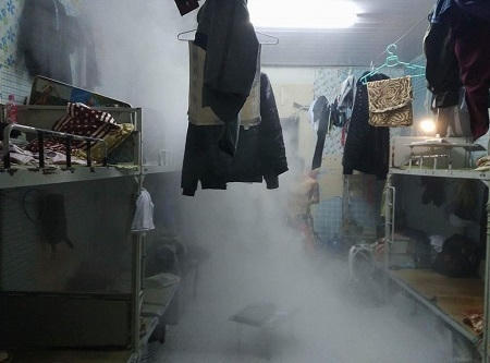 Ngay lập tức, hai nam sinh đã dùng bình cứu hỏa dập tắt đám cháy. Ảnh: BA Confessions.