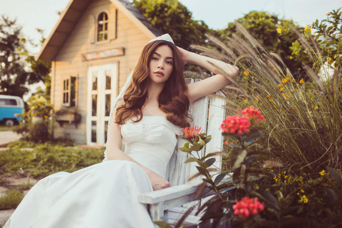 Hồ Ngọc H&agrave; &lsquo;h&oacute;a&rsquo; th&agrave;nh c&ocirc; d&acirc;u gợi cảm v&agrave; quyến rũ