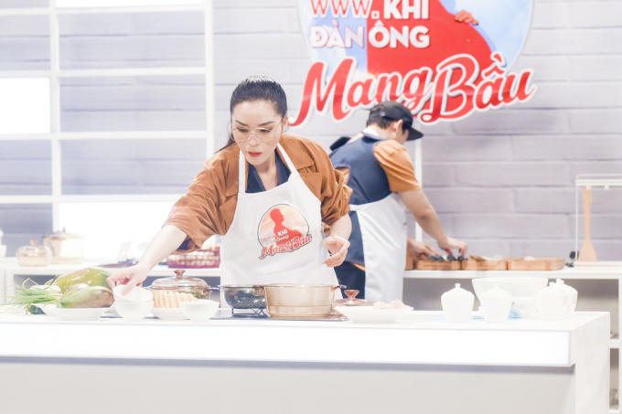 Vào bếp nấu ăn Hương Giang tuyên bố với Trường Giang