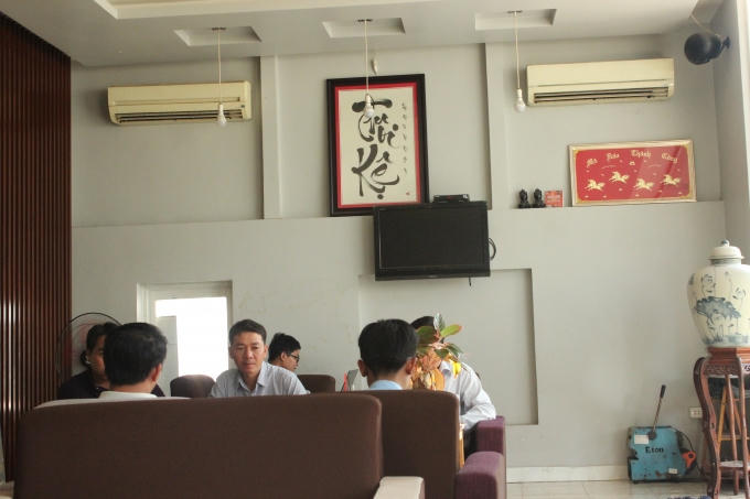 Quán cà phê Xin Chào lúc về đêm càng đông khách hơn 8. Bên trong quán cà phê Xin Chào treo câu thư pháp “Thôi kệ”.