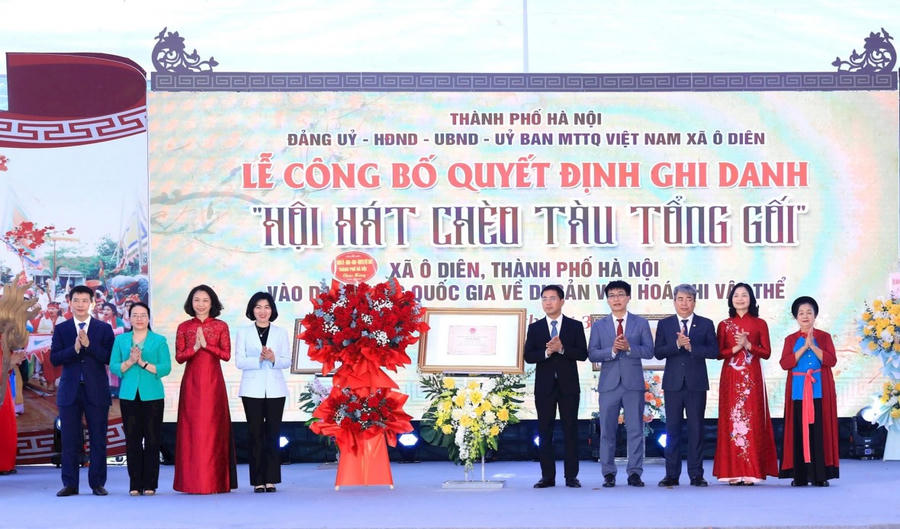 Lãnh đạo Thành phố tặng hoa chúc mừng xã Ô Diên.