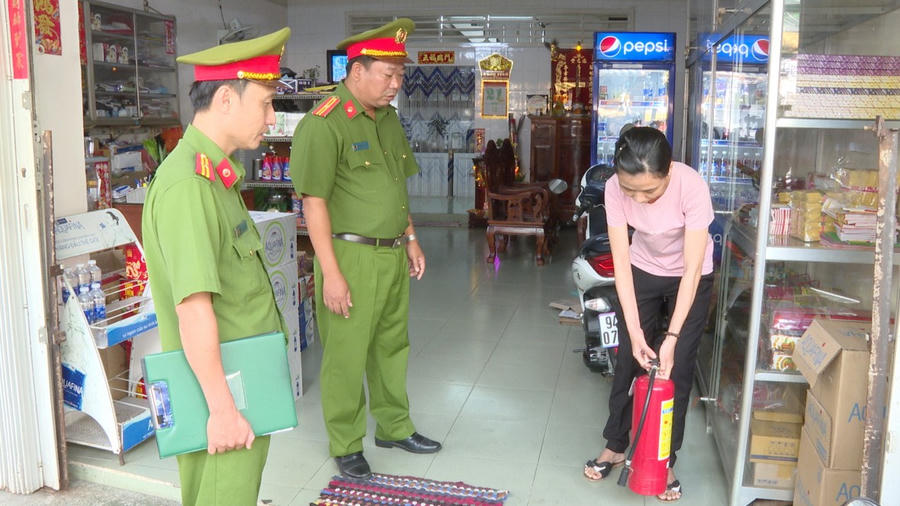 Lực lượng chức năng thường xuyên kiểm tra điều kiện an toàn PCCC tại các cơ sở kinh doanh.