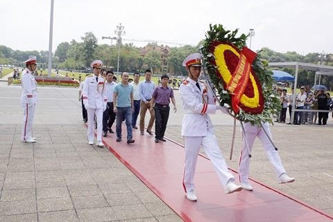 Ban tổ chức Cúp bóng đá Tứ hùng tháng 5 dâng hương, viếng Lăng Bác trước khi vào giải.