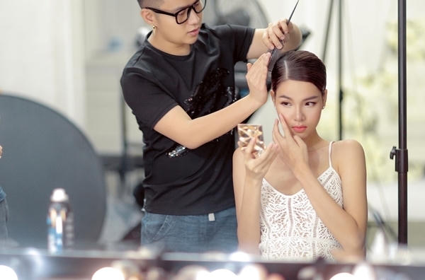 Kỳ Hân cùng ê kip đang chuẩn bị cho buổi chụp hình.