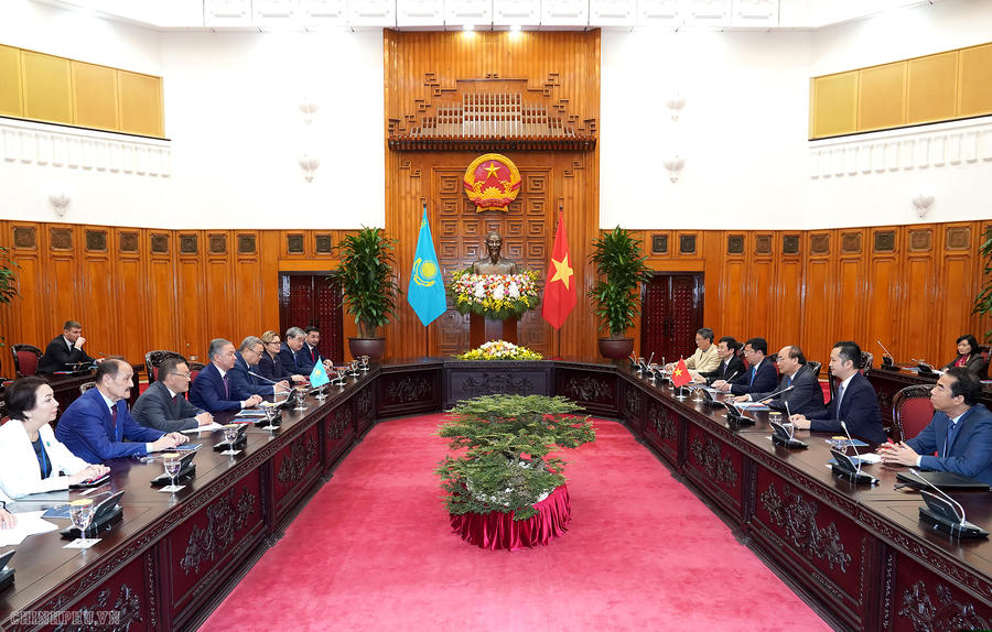 Quang cảnh buổi làm việc giữa Thủ tướng Nguyễn Xuân Phúc và Chủ tịch Hạ viện  Kazakhstan Nurlan Nigmatulin. Ảnh: VGP/Quang Hiếu
