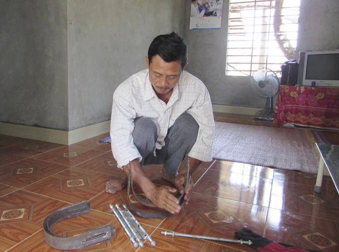 Ông Bi đang lắp cào, chuẩn bị cho mùa “lộc biển”.