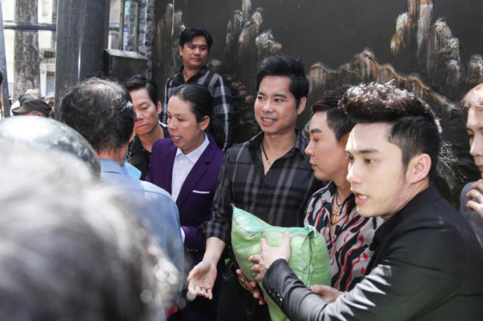 Hàng trăm người dân có mặt tại biệt thự khiến danh ca Ngọc Sơn phải nhờ tới cả sự giúp đỡ của lực lượng chức năng nơi anh ở để đảm bảo an ninh trật tự, cũng như chắc chắn rằng tất cả những người có mặt đều nhận được phần của mình một cách công bằng.