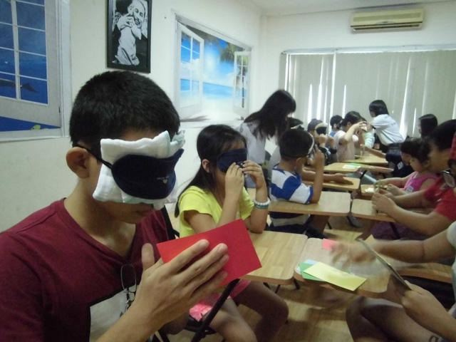 Lớp dạy kích hoạt não giữa của Trung tâm trí tuệ Việt (ảnh facebook Trung tâm trí tuệ Việt).