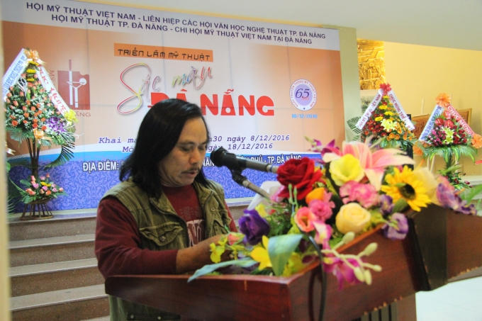 Họa sĩ, nhà điêu khắc Lê Huy Hạnh - Chủ tịch Hội đồng Nghệ thuật Hội Mỹ thuật Đà Nẵng công bố danh sách các tác phẩm đoạt giải. Ảnh: Vân Trương