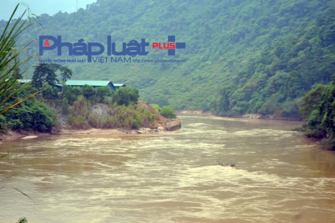 Trước đó Công ty Đồng Tùng đã đổ đất, xây kè lấn chiếm lòng sông Lô.