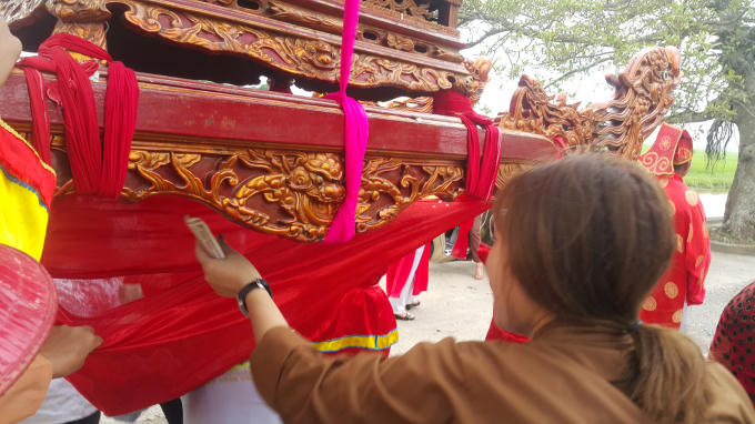 Luồn kiệu là một nét đẹp truyền thống của người dân nơi đây, được giữa gìn cho đến ngày nay với ý nghĩ người lớn sẽ gặp được may mắn, sức khỏe và trẻ em thông minh, học giỏi hay ăn chóng lớn.