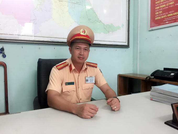 Thiếu tá Lữ Trọng Dương - Phó trạm CSGT Phú Lộc kể lại những phút giây của mình và đồng đội đối mặt với tội phạm. (Ảnh: Đăng Hậu)