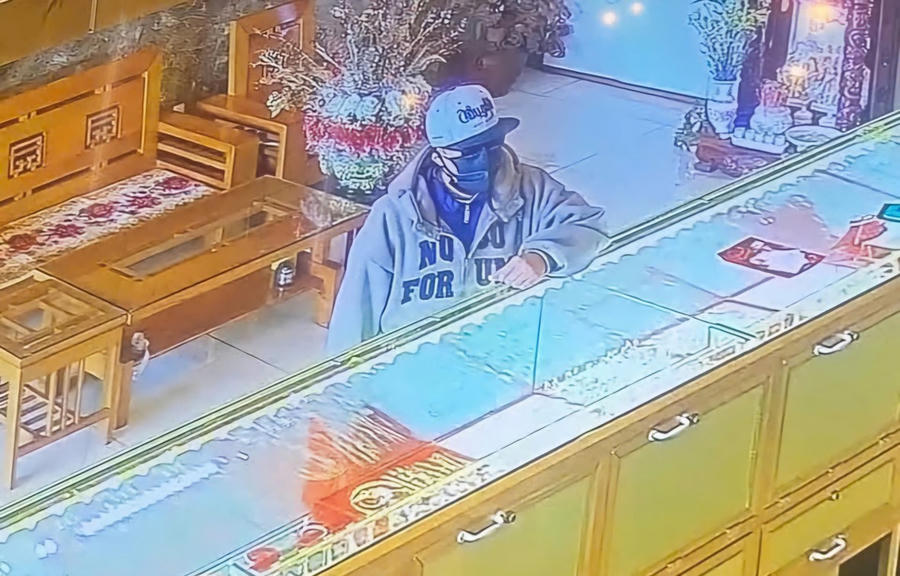 Đối tượng có hành vi cướp tiệm vàng bị Camera tại tiệm ghi lại. Ảnh: Công an tỉnh Lâm Đồng