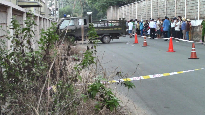 Nhiều người hiếu kỳ tụ tập theo dõi