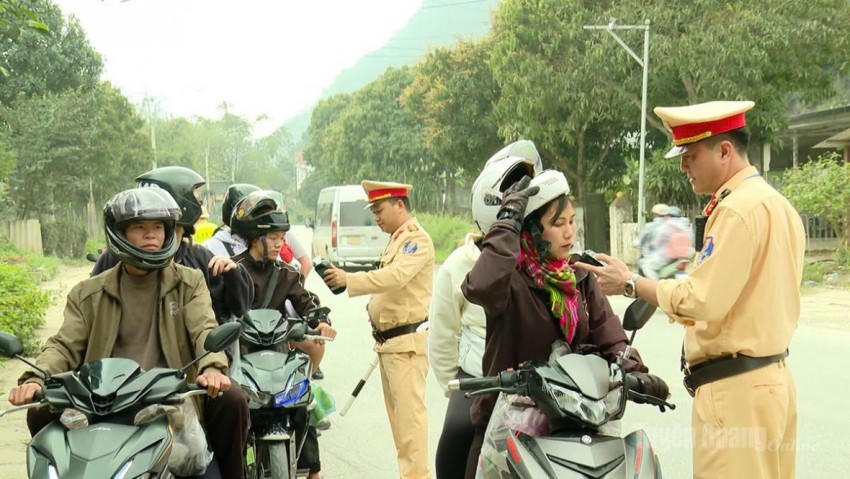 Lực lượng Lực lượng CSGT, Công an tỉnh Tuyên Quang kiểm tra nồng độ cồn người tham gia giao thông. (Ảnh: BTQ).