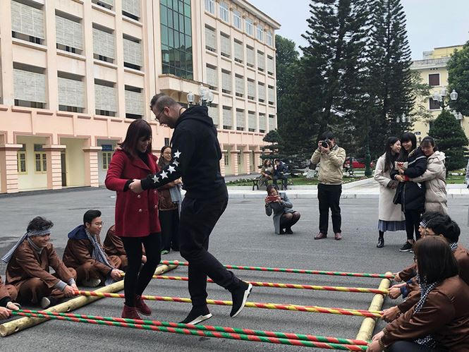 Sinh viên quốc tế với trò chơi dân gian của Việt Nam trong các tết cổ truyền