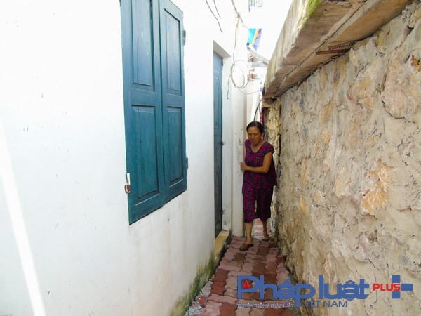 Căn nhà mặt tiền bỗng trở thành con ngõ nhỏ chỉ vẻn vẹn 1 người lọt qua.