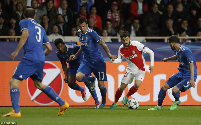 Tiền vệ tài năng Bernardo Silva trong vòng vây các cầu thủ Juventus.