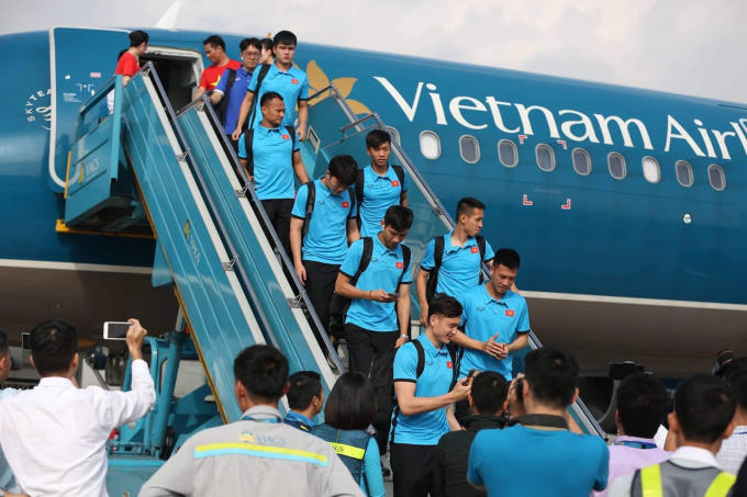Trước đó, Vietnam Airlines đã bố trí tổng cộng 03 chuyến bay thẳng từ Hà Nội và Tp. Hồ Chí Minh đi Bacolod chở đội tuyển và người hâm mộ sang Phillipines cổ vũ. Hãng đã phối hợp với một số công ty du lịch xây dựng chương trình du lịch trọn gói trong ngày 2/12 trên cơ sở kết hợp vé máy bay của các chuyến bay này với dịch vụ lữ hành, giúp các cổ động viên thoải mái tận hưởng không khí trận bán kết lượt đi.